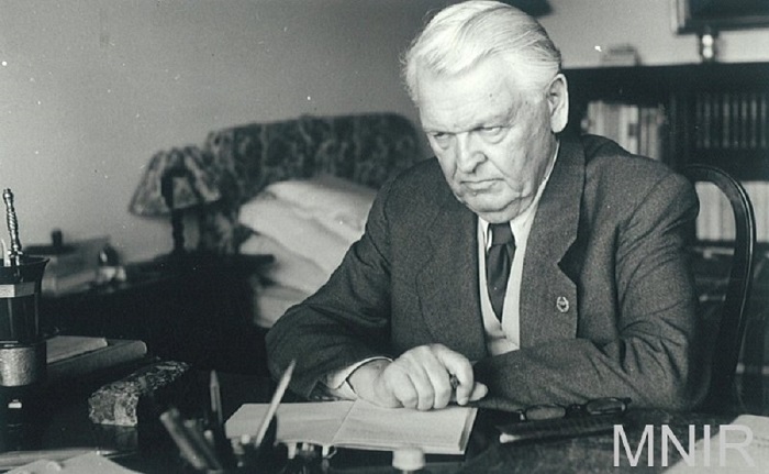 5 noiembrie: Se naște marele scriitor român Mihail Sadoveanu