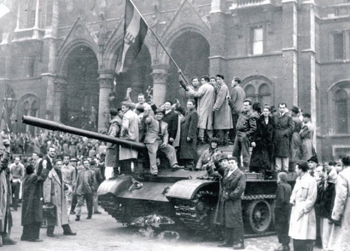 4 noiembrie: Tancurile sovietice intră în Budapesta și pun capăt revoluției maghiare anticomuniste