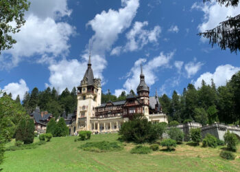 Castelul Peleș – o destinație de vacanță cu o istorie fascinantă