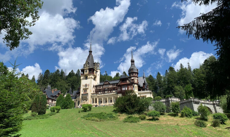 Castelul Peleș – o destinație de vacanță cu o istorie fascinantă