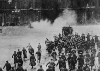 25 octombrie 1917 – Bolșevicii au lansat un asalt asupra Palatului de Iarnă din Petrograd, sediul Guvernului Provizoriu, declanșând Revoluția din Octombrie (7 noiembrie)