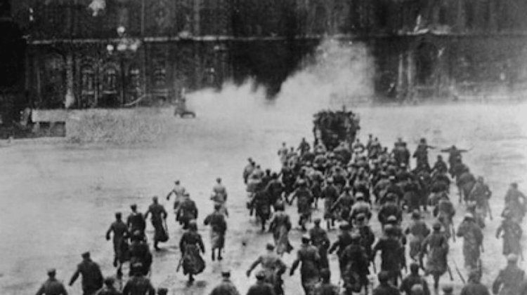 25 octombrie 1917 – Bolșevicii au lansat un asalt asupra Palatului de Iarnă din Petrograd, sediul Guvernului Provizoriu, declanșând Revoluția din Octombrie (7 noiembrie)