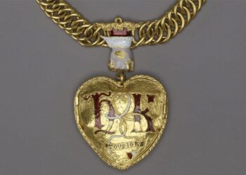 Medalion de aur din perioada Tudorilor, detectat de către un arheolog amator