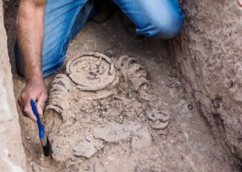 Rămășițele unui călugăr înlănțuit cu inele de fier, descoperite într-o biserică din epoca bizantină