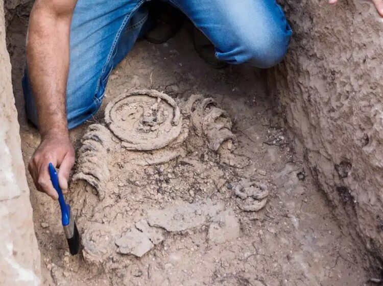 Rămășițele unui călugăr înlănțuit cu inele de fier, descoperite într-o biserică din epoca bizantină