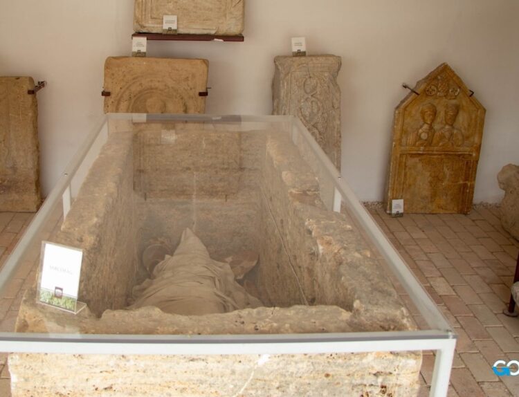 Sarcofag din perioada Daciei Romane, la Muzeul Civilizației Dacice și Romane Deva