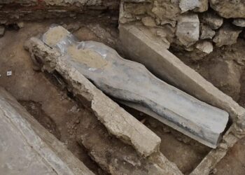 Două sarcofage descoperite în timpul reconstrucției Catedralei Notre-Dame