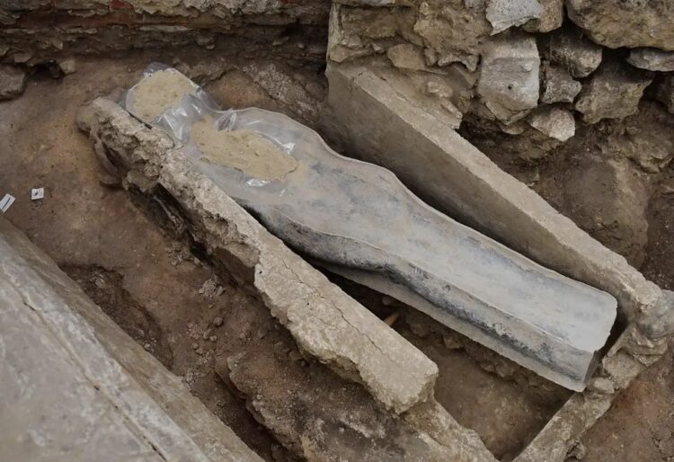 Două sarcofage descoperite în timpul reconstrucției Catedralei Notre-Dame