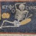 Schelet însoțit de un îndemn, redat printr-un mozaic descoperit în Turcia
