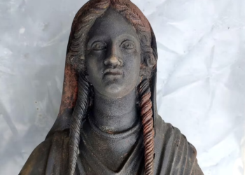 24 de statui de bronz perfect conservate în noroiul unor băi termale antice, descoperite în Toscana