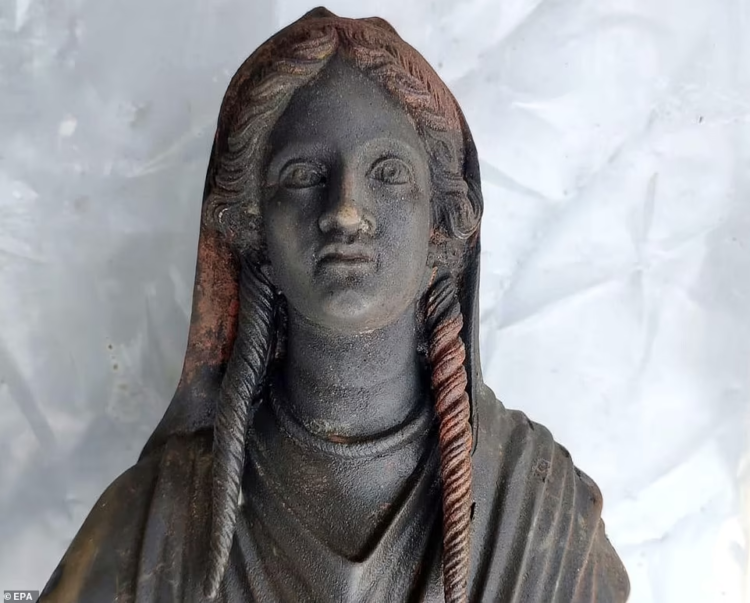 24 de statui de bronz perfect conservate în noroiul unor băi termale antice, descoperite în Toscana