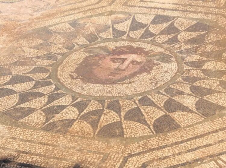Mozaic roman înfățișând-o pe Medusa, descoperit de către arheologi, în Spania