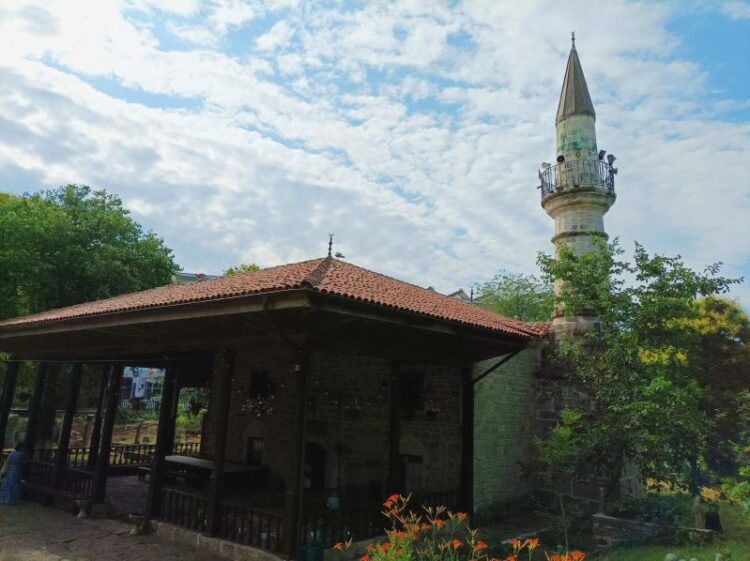 Geamia Esmahan Sultan, locul unde timpul a stat în loc