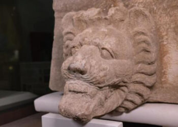 Cap de leu, făcut din piatră, descoperit la Selinunte, în Sicilia