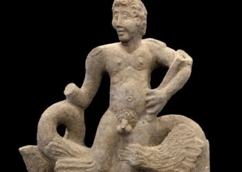 Statuia lui Triton, descoperită de către arheologi, într-un mausoleu roman