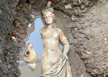 Statuie de marmură, înfățișând o nimfă, descoperită în Amasra, în Turcia