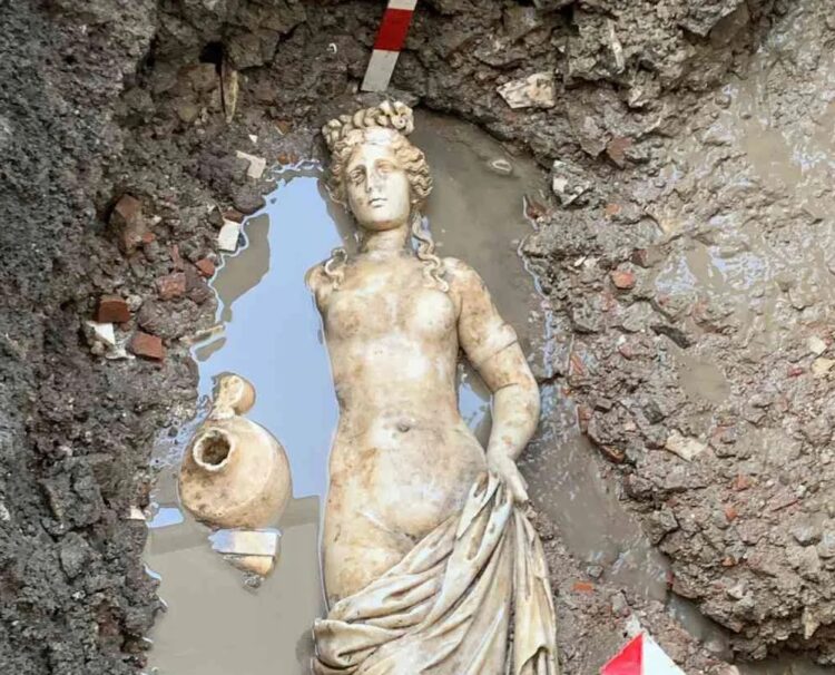 Statuie de marmură, înfățișând o nimfă, descoperită în Amasra, în Turcia