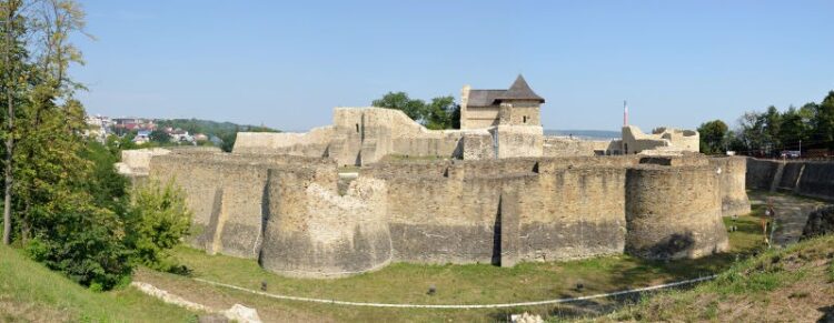 26 septembrie 1497 – începe asediul cetăţii Suceava, capitala Ţarii Moldovei, de către poloni