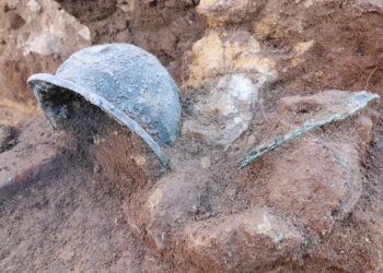 Cască greacă antică, descoperită la Elea-Velia, în Italia