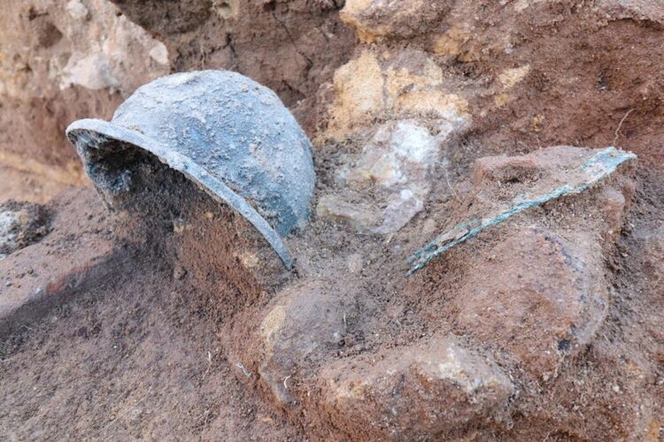 Cască greacă antică, descoperită la Elea-Velia, în Italia