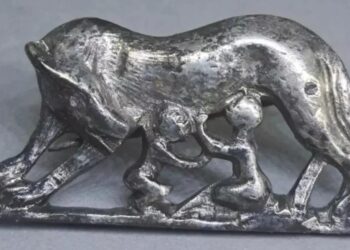 Broșă de argint, reprezentându-i pe Remus și Romulus, descoperită în Spania