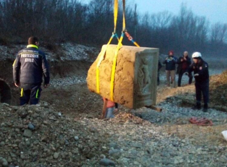 Altar funerar roman, găsit de către un locuitor al municipiul San Vito al Torre, din Italia