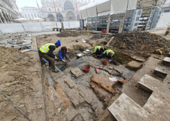 Un mormânt și o biserică medievale, descoperite sub Piața San Marco, din Veneția