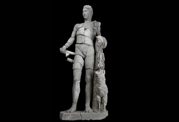 Statuia lui Hermes, descoperită în timpul săpăturilor din orașul antic grecesc, Aspendos, din Turcia