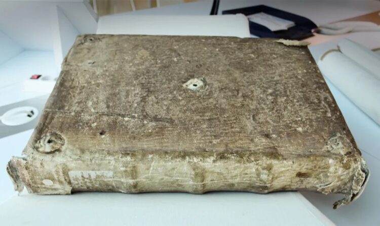 Cărți vechi de sute de ani, învelite în coperte din piele de focă, descoperite în Franța