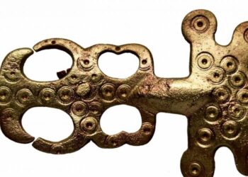 Fibulă digitată din bronz, veche de aproape 1500 de ani, descoperită la Enisala