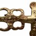 Fibulă digitată din bronz, veche de aproape 1500 de ani, descoperită la Enisala