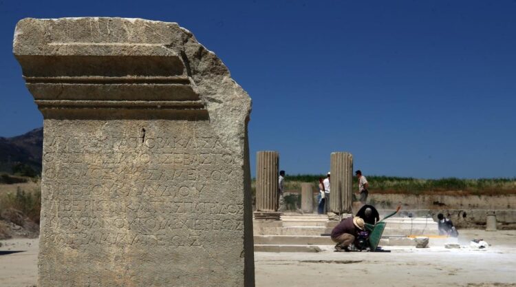 Vastă podea de marmură dintr-o agoră antică, descoperită de către arheologi în Turcia