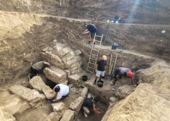 Podoabe antice din aur, sticlă și bronz, descoperite într-o necropolă din orașul Callatis (Mangalia)