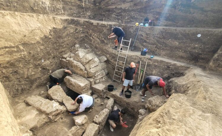 Podoabe antice din aur, sticlă și bronz, descoperite într-o necropolă din orașul Callatis (Mangalia)