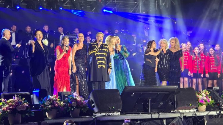 Șlagăre și emoții intense, în prima zi a Festivalului de Muzică Ușoară Mamaia