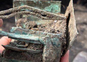 Cutie de bronz sub forma unui templu clasic în miniatură, descoperită la Turda