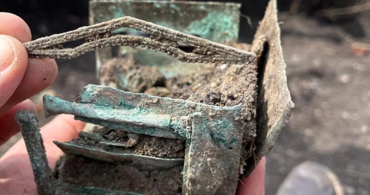 Cutie de bronz sub forma unui templu clasic în miniatură, descoperită la Turda