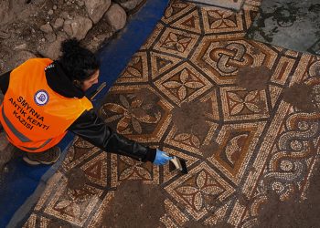 Mozaic roman înfățișând Nodul lui Solomon, descoperit printre ruinele orașului antic Smirna