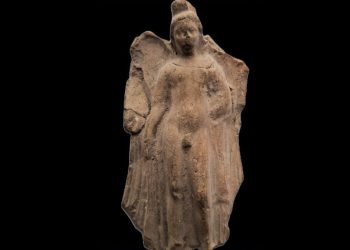 Statuetă de tip Tanagra, cu reprezentarea zeului Eros, expusă la Edificiul Roman cu Mozaic