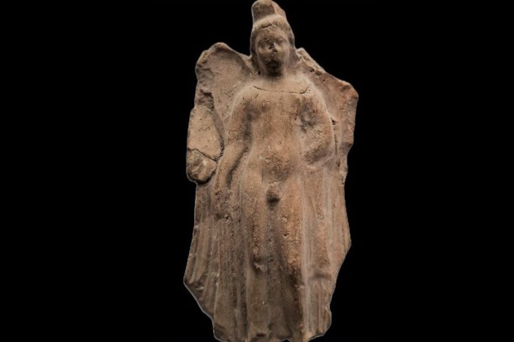 Statuetă de tip Tanagra, cu reprezentarea zeului Eros, expusă la Edificiul Roman cu Mozaic