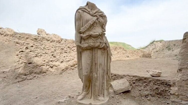 Statuie a zeiței Atena, descoperită în sud-vestul Turciei