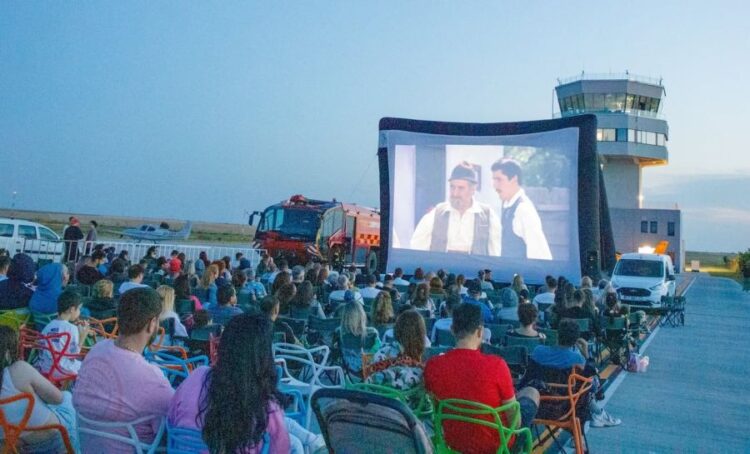 Seri de filme gratuite sub cerul liber, la Aeroportul Tuzla