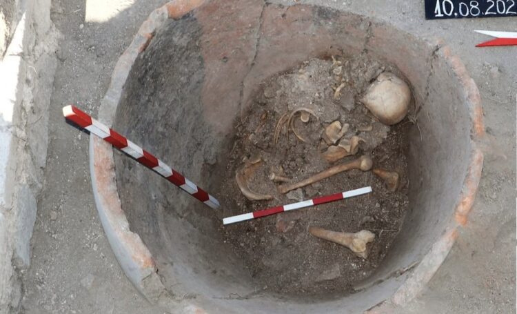 Rămășițele unui bărbat ascuns într-un vas, descoperite la fortul roman Deultum